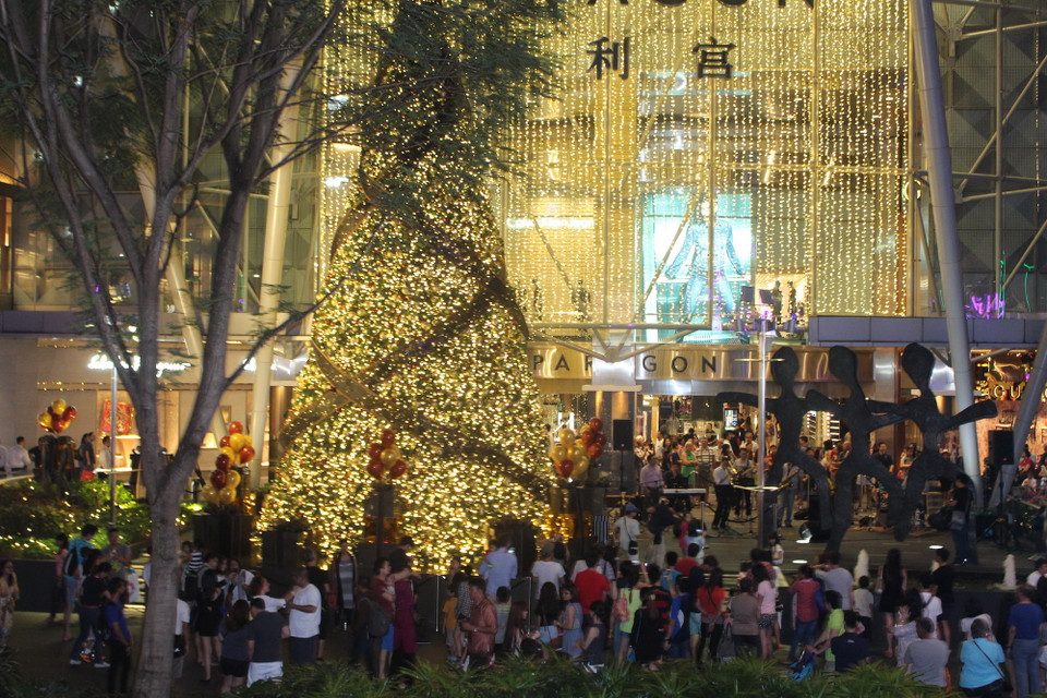 Khung cảnh lộng lẫy dưới muôn ngàn ánh đèn màu trong dịp Noel và Năm mới 2016. (Ảnh: Mỹ Bình-Lê Hải/Vietnam+)