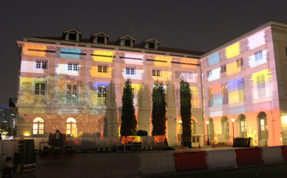 Bảo tàng quốc gia Singapore được trang hoàng bằng những ánh đèn màu trong dịp Giáng sinh và Năm mới 2016. (Ảnh: Mỹ Bình-Lê Hải/Vietnam+)