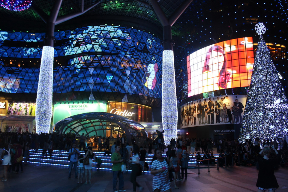 Khu trung tâm mua sắm sầm uất nhất tại Singapore trên đường Orchard. (Ảnh: Mỹ Bình-Lê Hải/Vietnam+)