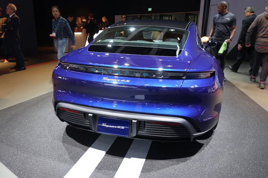 Porsche Taycan 4s với toàn bộ động cơ điện.