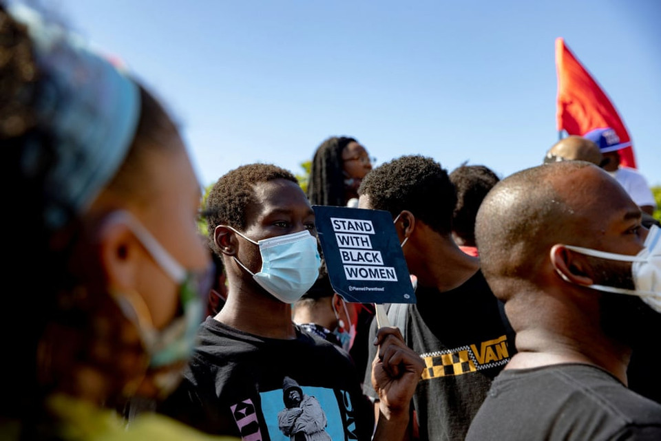 Người biểu tình phản đối tình trạng phân biệt chủng tộc sau cái chết của George Floyd ở Newark. (Nguồn: Reuters)