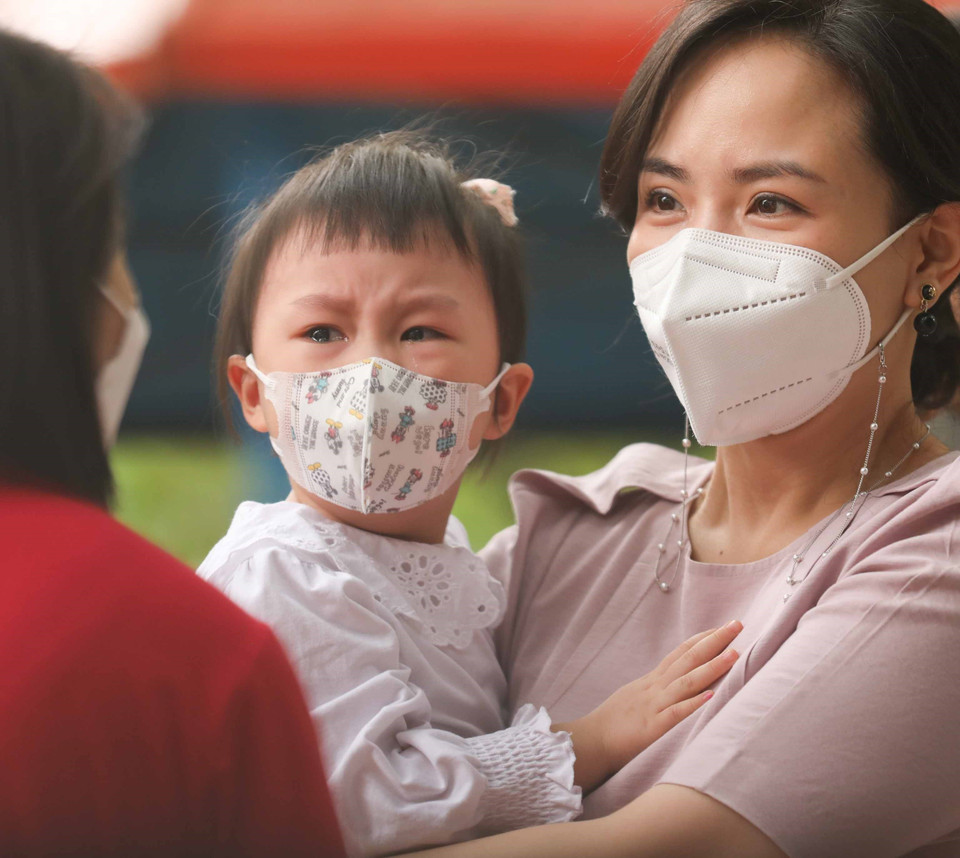 Nước mắt lưng tròng, bé còn bỡ ngỡ trong ngày đầu tới lớp. (Ảnh: Thanh Tùng/TTXVN)