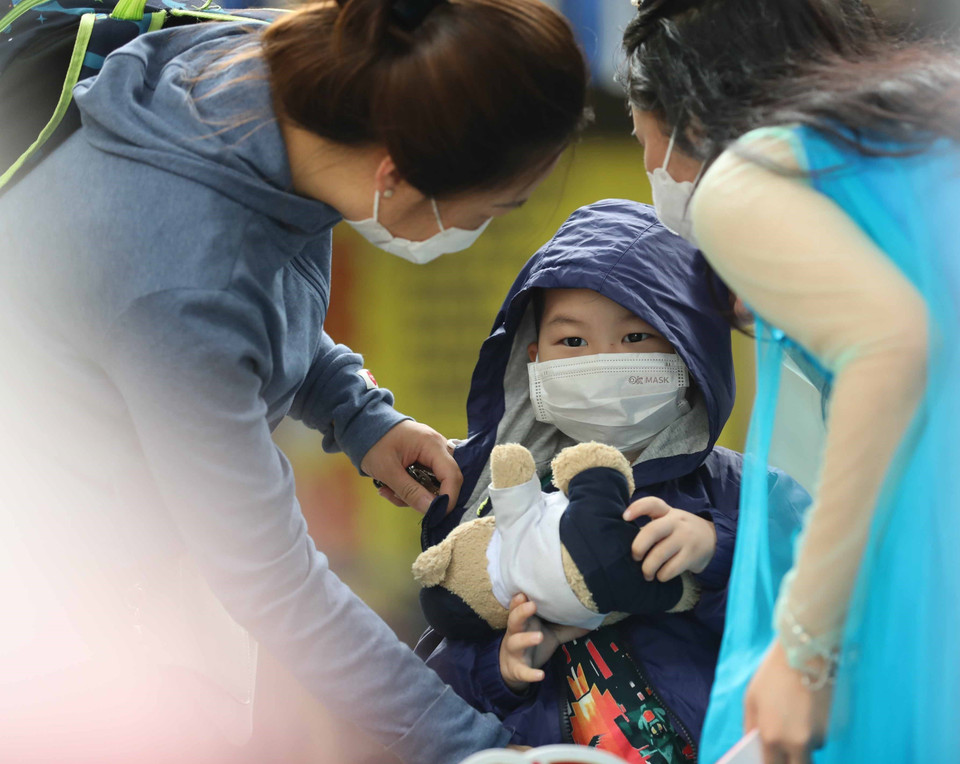 Tới trường bé được các cô chăm sóc, yêu thương. (Ảnh: Thanh Tùng/TTXVN)