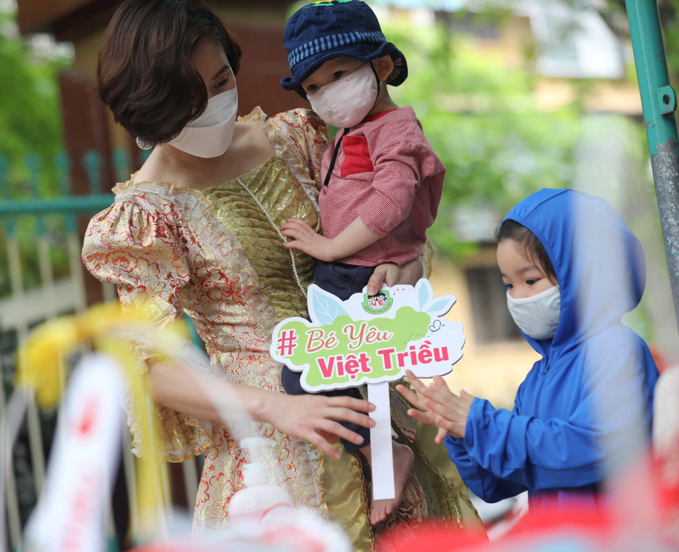 Chia tay mẹ, tới trường bé được bàn tay cô chăm sóc, yêu thương. (Ảnh: Thanh Tùng/TTXVN)