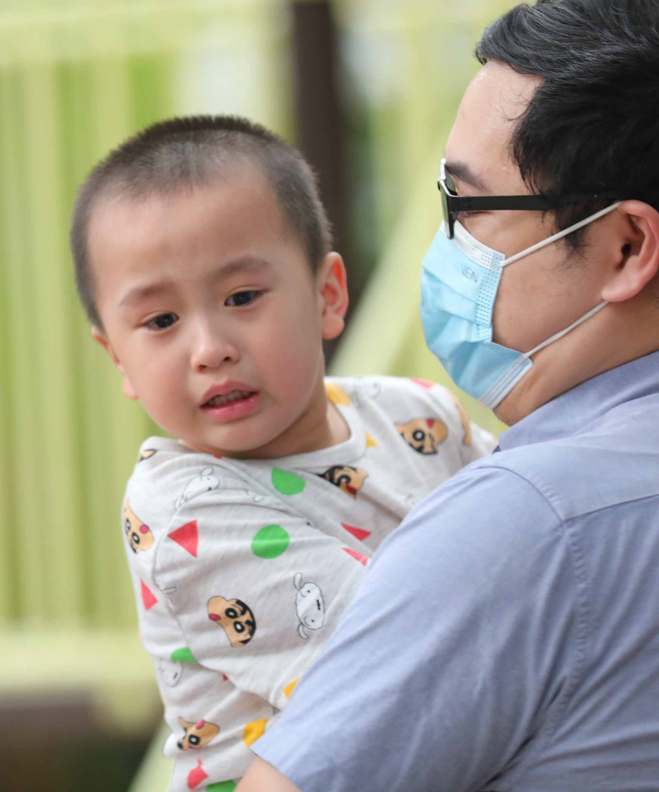 Nước mắt lưng tròng, bé còn bỡ ngỡ trong ngày đầu tới lớp. (Ảnh: Thanh Tùng/TTXVN)