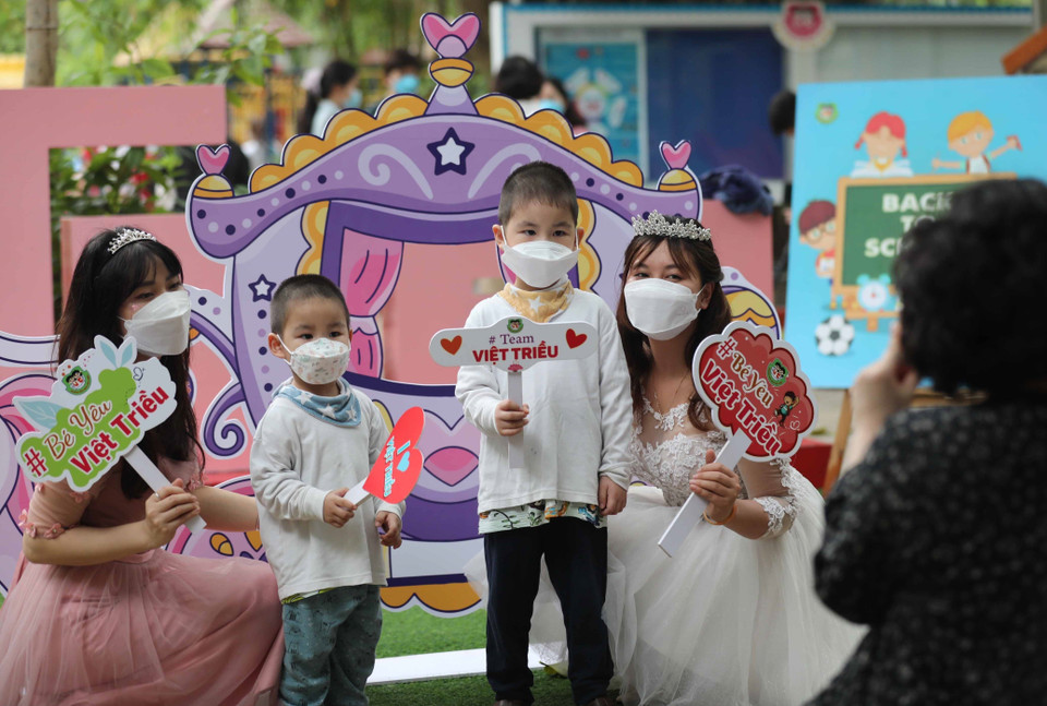 Chụp bức ảnh ngày đầu bé tới lớp cùng các cô nào. (Ảnh: Thanh Tùng/TTXVN)