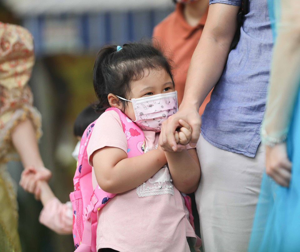 Tới trường vui lắm nhưng vẫn phải e ấp một chút. (Ảnh: Thanh Tùng/TTXVN)