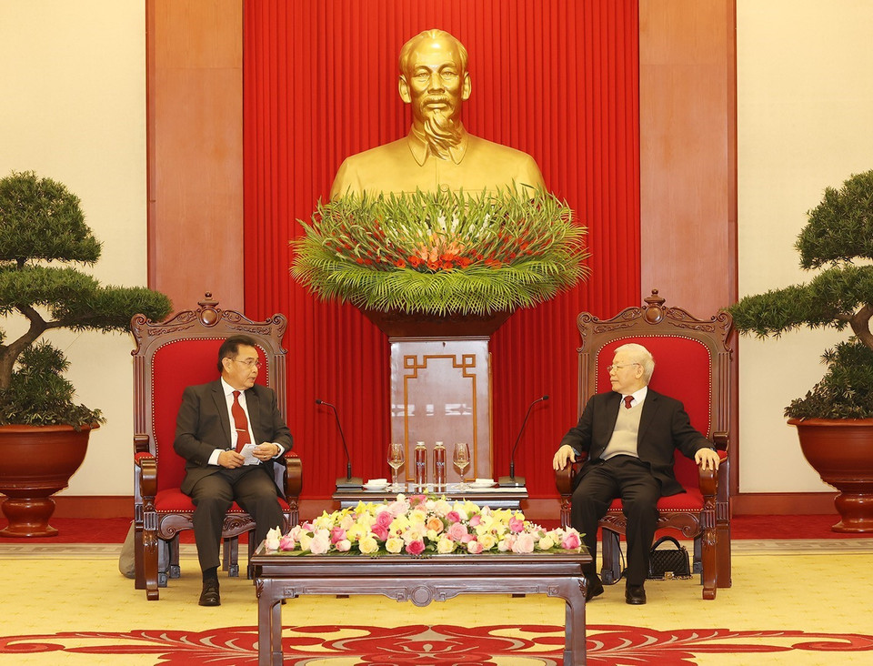 Tổng Bí thư Nguyễn Phú Trọng trao đổi với Chủ tịch Quốc hội Lào Xaysomphone Phomvihane về quan hệ hai nước. (Ảnh: Trí Dũng/TTXVN)