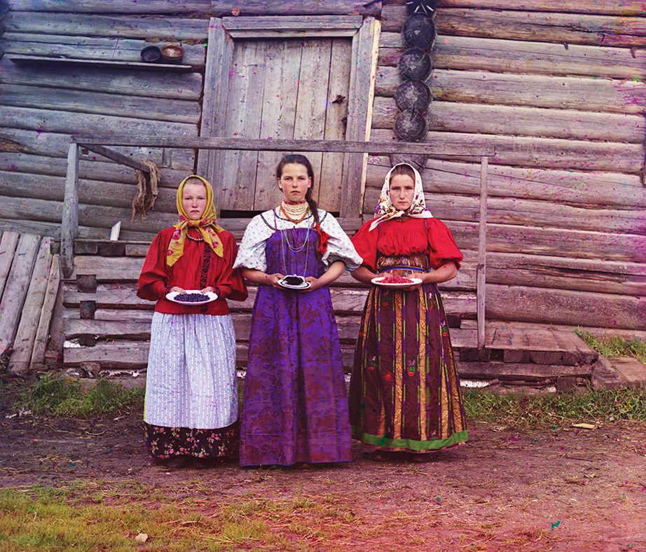 Những thiếu nữ nông dân mời các vị khách thưởng thức hoa quả khi tới thăm nhà. Bộ ảnh do ông Sergei Mikhailovich Prokudin-Gorskii, nhiếp ảnh gia và nhà hóa học tiên phong trong lĩnh vực ảnh màu, chụp lại vào những năm đầu thế kỷ 20. (Nguồn: Thư viện Quốc hội Mỹ)