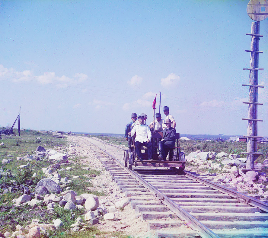 Các công nhân di chuyển bằn xe goòng chạy trên đường ray. (Nguồn: Thư viện Quốc hội Mỹ)