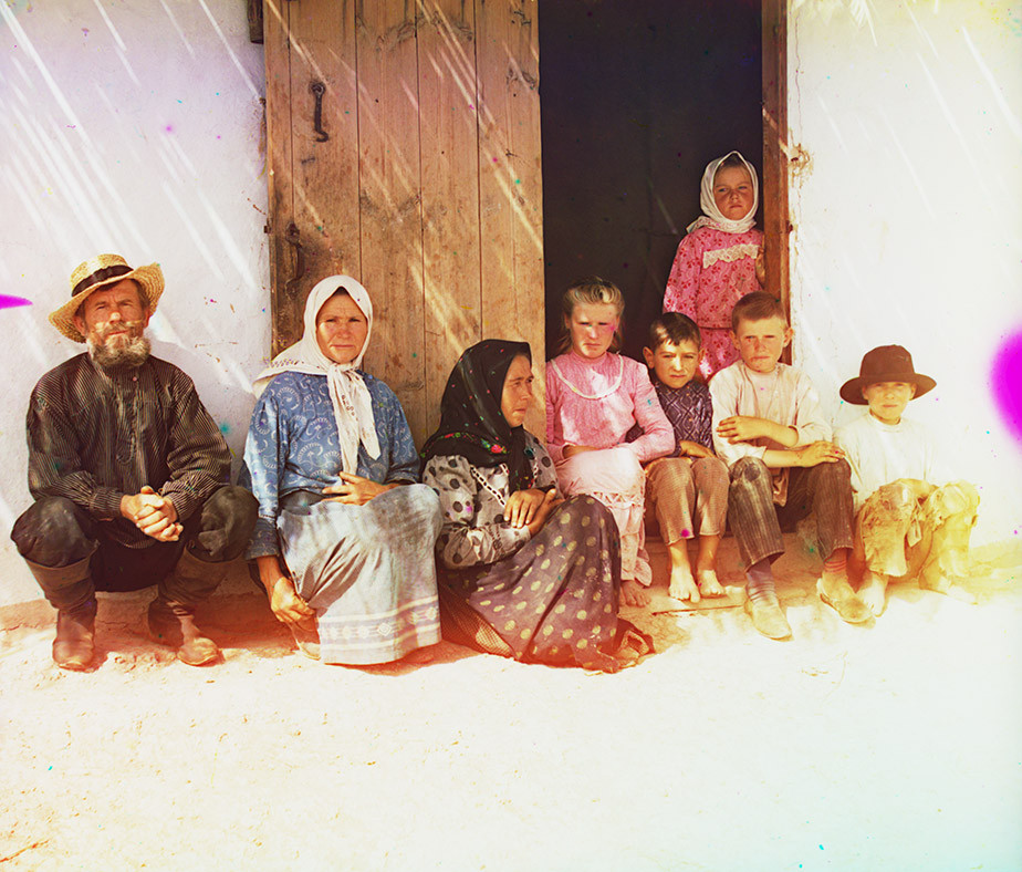 Gia đình người định cư ngồi bên ngoài ngôi nhà của họ ở Grafovka. (Nguồn: Thư viện Quốc hội Mỹ)