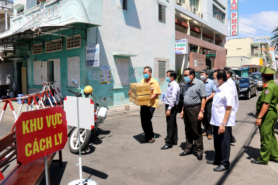 Đoàn công tác của Tỉnh ủy, Ủy ban nhân dân tỉnh Bình Thuận đã đến kiểm tra công tác phòng chống dịch tại một số địa phương, đơn vị. (Ảnh: Nguyễn Thanh/TTXVN)