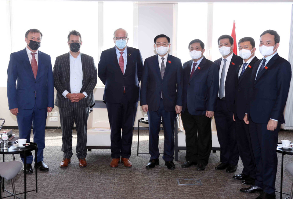 Chủ tịch Quốc hội Vương Đình Huệ tiếp lãnh đạo Tập đoàn Deme. (Ảnh: Doãn Tấn/TTXVN)