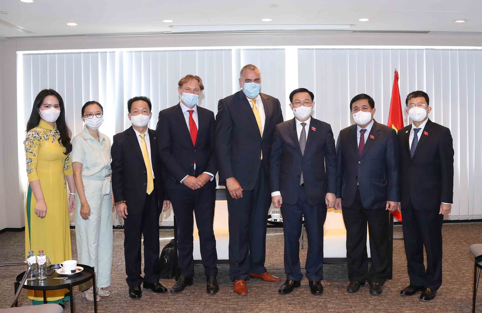 Chủ tịch Quốc hội Vương Đình Huệ tiếp lãnh đạo Tập đoàn GC International Hà Lan. (Ảnh: Doãn Tấn/TTXVN)