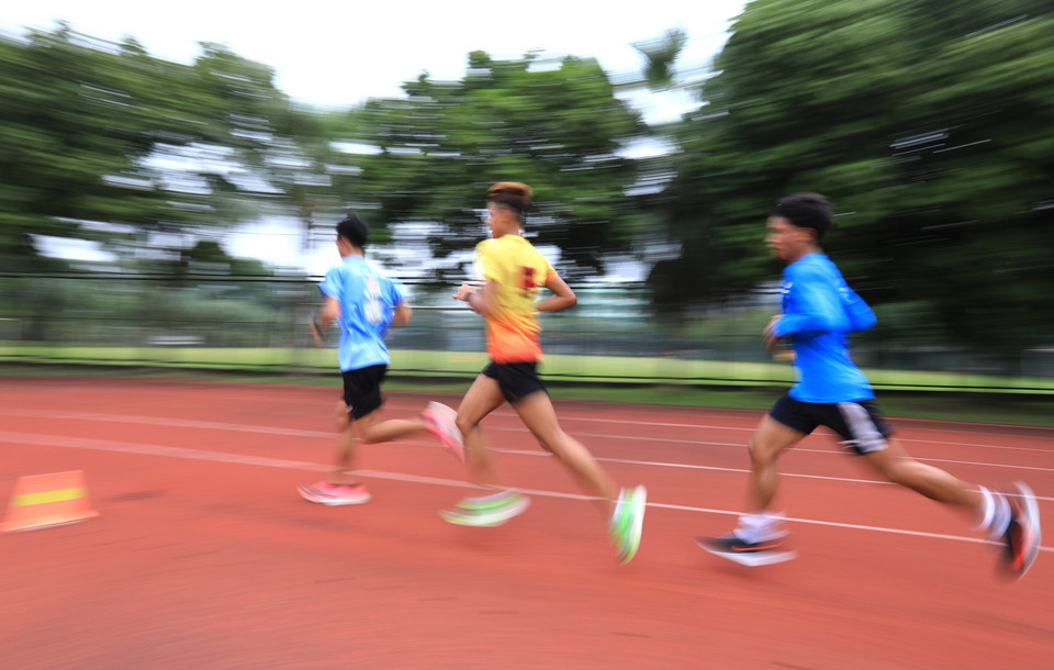 Đội tuyển điền kinh quốc gia tập luyện chuẩn bị cho các giải đấu lớn trong năm nay. (Ảnh: Thành Đạt/TTXVN)