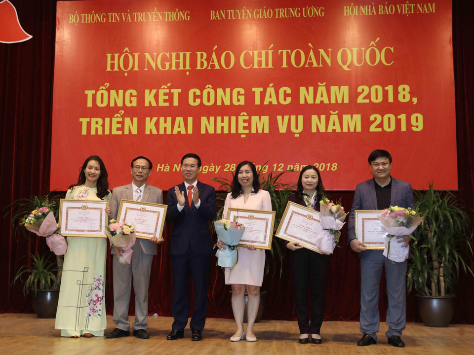 Đồng chí Võ Văn Thưởng tặng Bằng khen của Ban Tuyên giáo Trung ương cho các cơ quan chủ quản, chỉ đạo, quản lý, tham mưu báo chí tại Hội nghị tổng kết công tác báo chí toàn quốc năm 2018, triển khai nhiệm vụ năm 2019. (Ảnh: Phương Hoa -TTXVN)