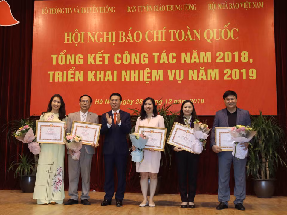 Đồng chí Võ Văn Thưởng tặng Bằng khen của Ban Tuyên giáo Trung ương cho các cơ quan chủ quản, chỉ đạo, quản lý, tham mưu báo chí tại Hội nghị tổng kết công tác báo chí toàn quốc năm 2018, triển khai nhiệm vụ năm 2019. (Ảnh: Phương Hoa -TTXVN)
