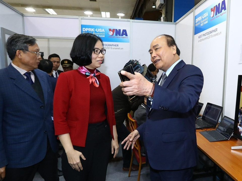 Thủ tướng Nguyễn Xuân Phúc kiểm tra khu vực tác nghiệp của Thông tấn xã Việt Nam tại Trung tâm Báo chí quốc tế trong việc đưa tin về Hội nghị Thượng đỉnh Mỹ - Triều Tiên lần thứ hai, ngày 24/2/2019. (Ảnh: TTXVN)