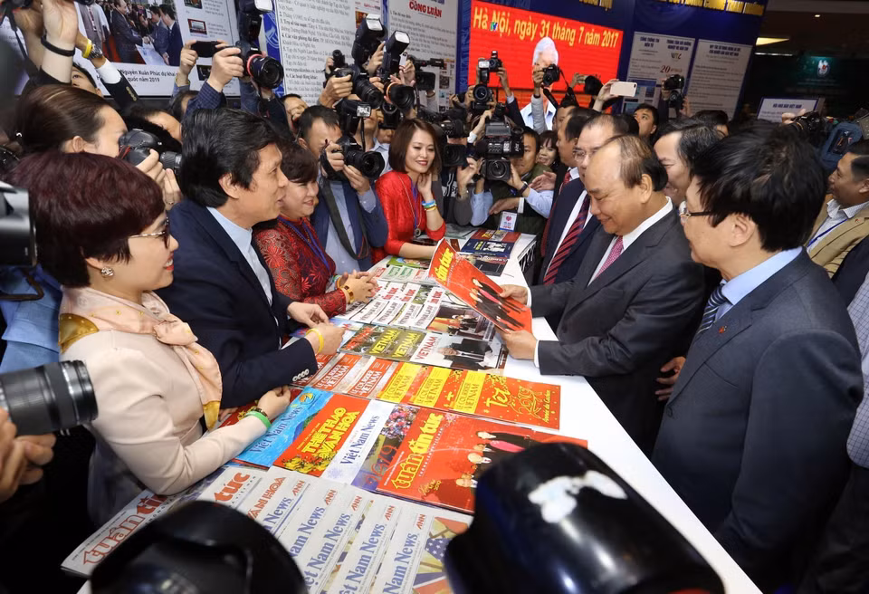 Thủ tướng Nguyễn Xuân Phúc thăm gian trưng bày của TTXVN tại Hội báo toàn quốc 2019. (Ảnh: Huy Hùng - TTXVN)