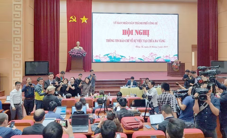 Hội nghị thông tin báo chí do UBND TP Uông Bí (Quảng Ninh) tổ chức, sáng 26/3/2019 về sự việc ''thỉnh vong'' tại chùa Ba Vàng, gây xôn xao và bức xúc trong dư luận xã hội. (Ảnh: TTXVN)