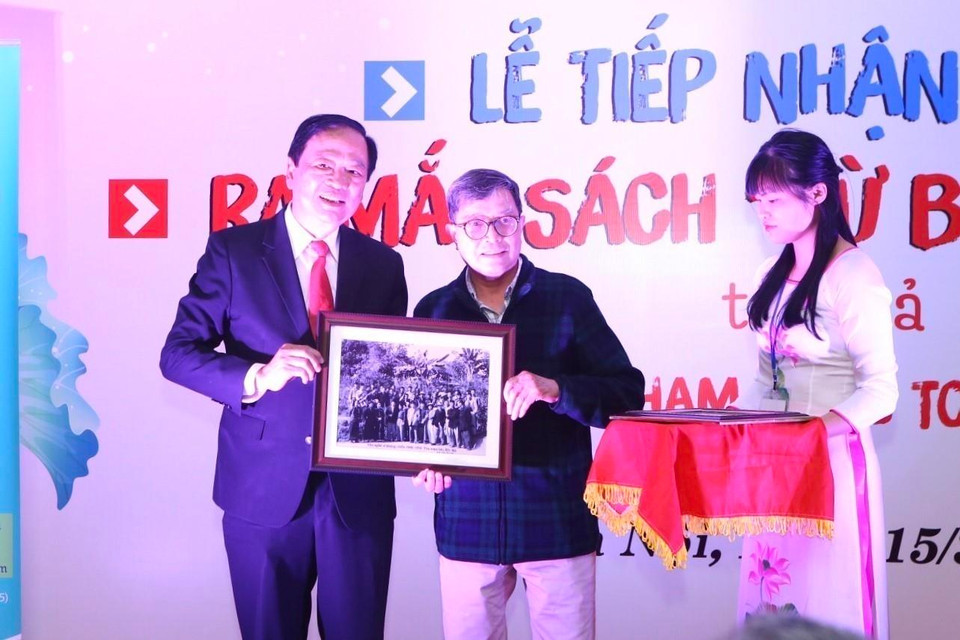 Phó Chủ tịch Hội Nhà báo Việt Nam Mai Đức Lộc tiếp nhận các hiện vật cho Bảo tàng Báo chí Việt Nam, tại Hội báo toàn quốc năm 2019. (Ảnh: Minh Quyết - TTXVN)