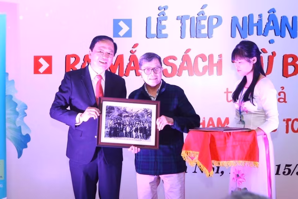 Phó Chủ tịch Hội Nhà báo Việt Nam Mai Đức Lộc tiếp nhận các hiện vật cho Bảo tàng Báo chí Việt Nam, tại Hội báo toàn quốc năm 2019. (Ảnh: Minh Quyết - TTXVN)