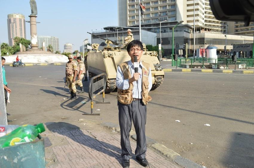 Không chỉ luôn có mặt kịp thời tại khắp mọi miền đất nước, phóng viên Thông tấn xã Việt Nam - cơ quan báo chí lớn nhất cả nước, còn hiện diện tại hàng chục quốc gia trên thế giới, ở những nơi, những điểm nóng được dư luận quan tâm theo dõi để đưa tin kịp thời, chính xác. Trong ảnh: Phóng viên thường trú TTXVN tác nghiệp trên cầu Mồng 6 tháng 10, đưa tin về tình hình xung đột giữa cảnh sát với những người biểu tình tại Thủ đô Cairô của Ai Cập. (Ảnh: Hoàng Chiến - TTXVN)