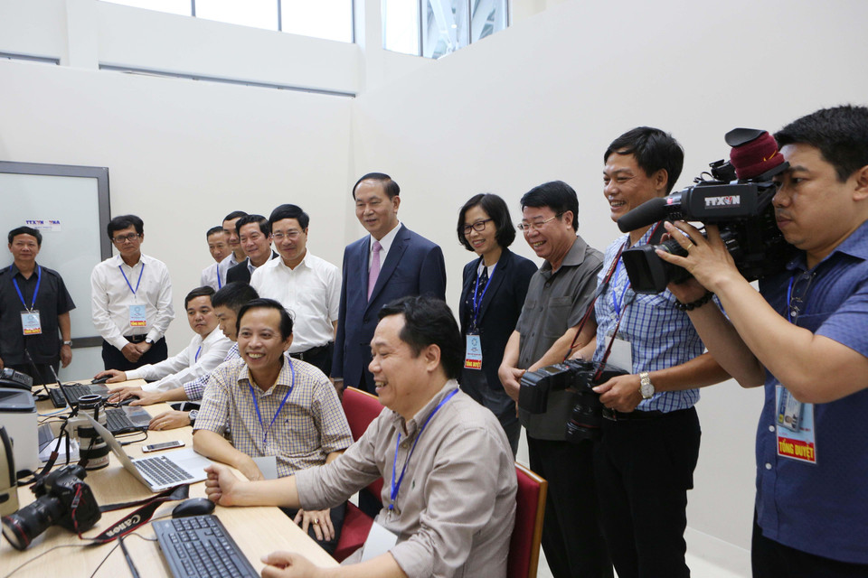 Chủ tịch nước Trần Đại Quang với cán bộ, phóng viên, biên tập viên TTXVN tham dự, đưa tin các hoạt động của Tuần lễ Cấp cao APEC 2017, chiều 29/10/2017, tại thành phố Đà Nẵng. (Ảnh: TTXVN)