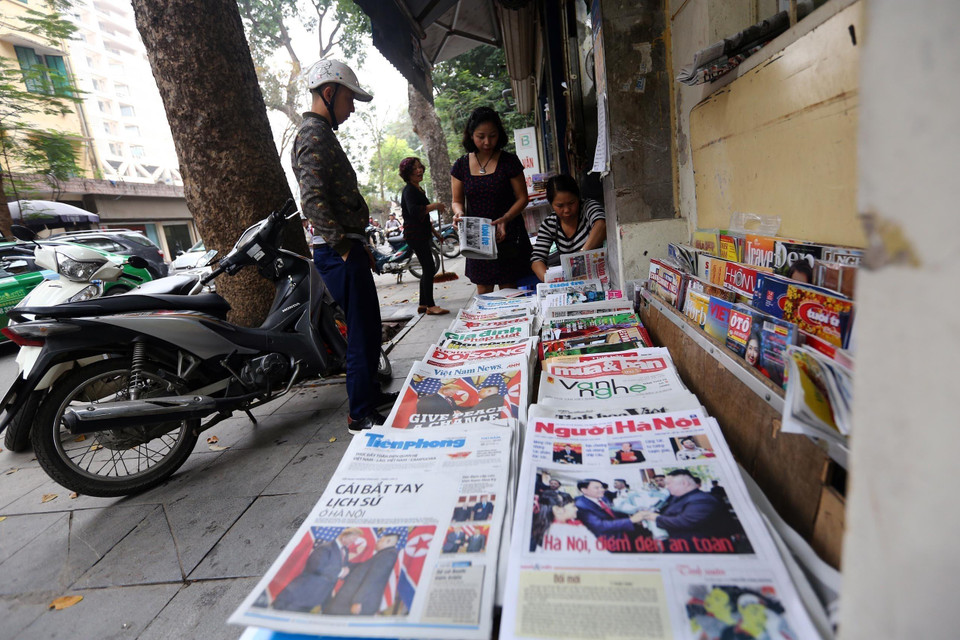 Người dân thủ đô Hà Nội đọc thông tin Hội nghị Thượng đỉnh Mỹ - Triều Tiên lần thứ hai, tại sạp báo của Thông tấn xã Việt Nam, sáng 28/2/2018. (Ảnh: Danh Lam - TTXVN)