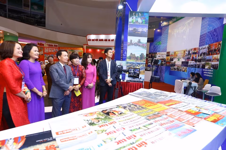 Tổng giám đốc TTXVN Nguyễn Đức Lợi xem gian trưng bày các ấn phẩm của TTXVN tại Hội báo toàn quốc 2019. (Ảnh: Minh Quyết - TTXVN)