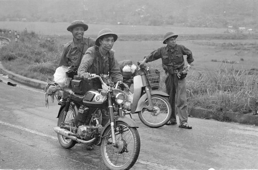 Các phóng viên TTXVN trên đường đi đưa tin về Chiến dịch Hồ Chí Minh lịch sử năm 1975, giải phóng hoàn toàn miền Nam, thống nhất đất nước. (Ảnh: TTXVN)