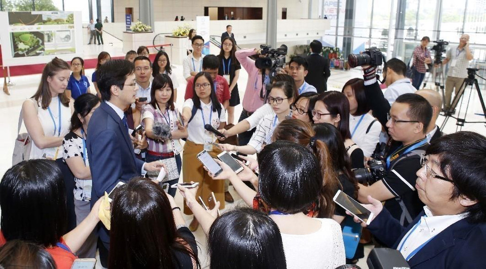 Báo chí cách mạng thực sự là lực lượng hùng hậu trên mặt trận thông tin truyền thông. Hiện tại, có hơn 36 nghìn người đang làm việc trong lĩnh vực báo chí, gần 850 cơ quan báo chí, hơn 18 nghìn nhà báo được cấp thẻ và hơn 22 nghìn hội viên Hội Nhà báo Việt Nam. (Ảnh: TTXVN)