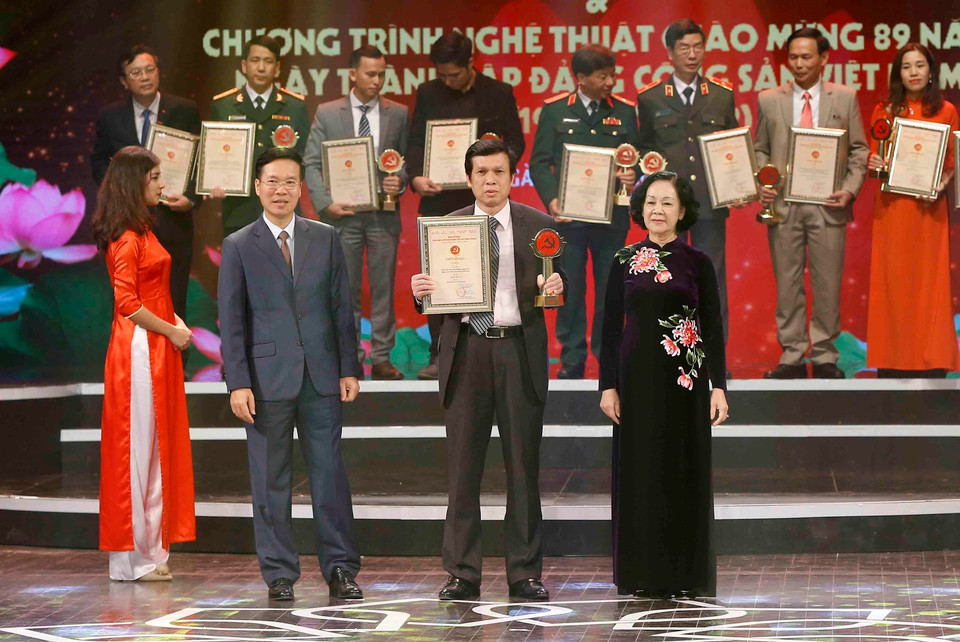 Trưởng Ban Tuyên giáo Trung ương Võ Văn Thưởng và Trưởng Ban Dân vận Trung ương Trương Thị Mai trao giải B Giải báo chí toàn quốc về xây dựng Đảng (Giải Búa liềm Vàng) lần thứ III - năm 2018 cho các tác giả có tác phẩm đoạt giải. (Ảnh: Minh Quyết - TTXVN)