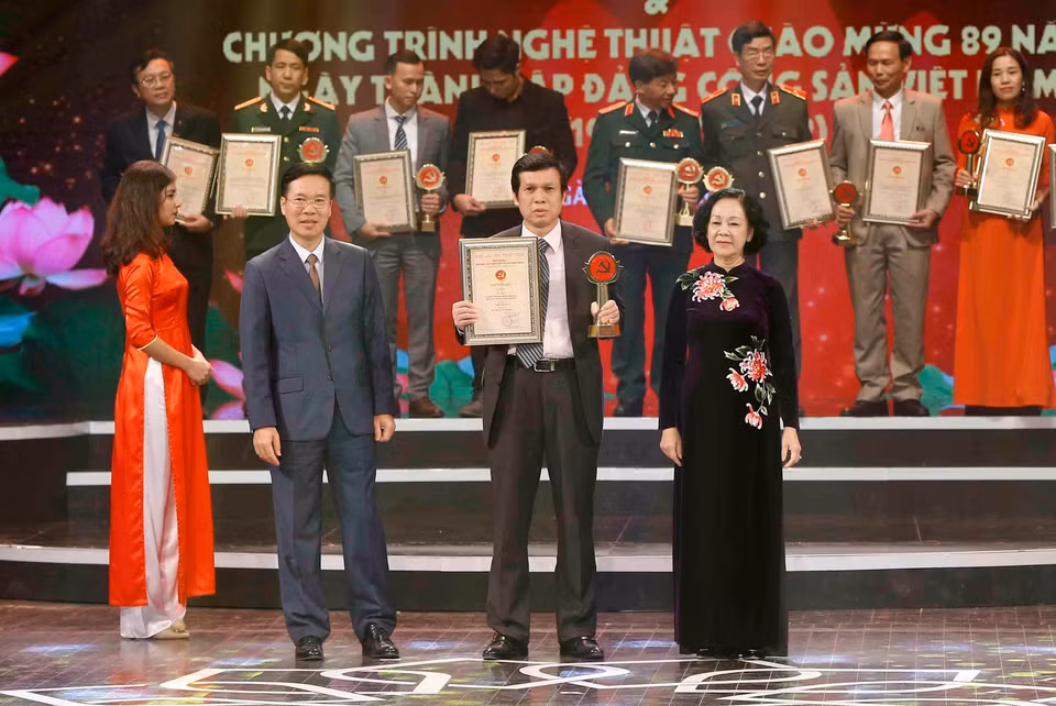 Trưởng Ban Tuyên giáo Trung ương Võ Văn Thưởng và Trưởng Ban Dân vận Trung ương Trương Thị Mai trao giải B Giải báo chí toàn quốc về xây dựng Đảng (Giải Búa liềm Vàng) lần thứ III - năm 2018 cho các tác giả có tác phẩm đoạt giải. (Ảnh: Minh Quyết - TTXVN)