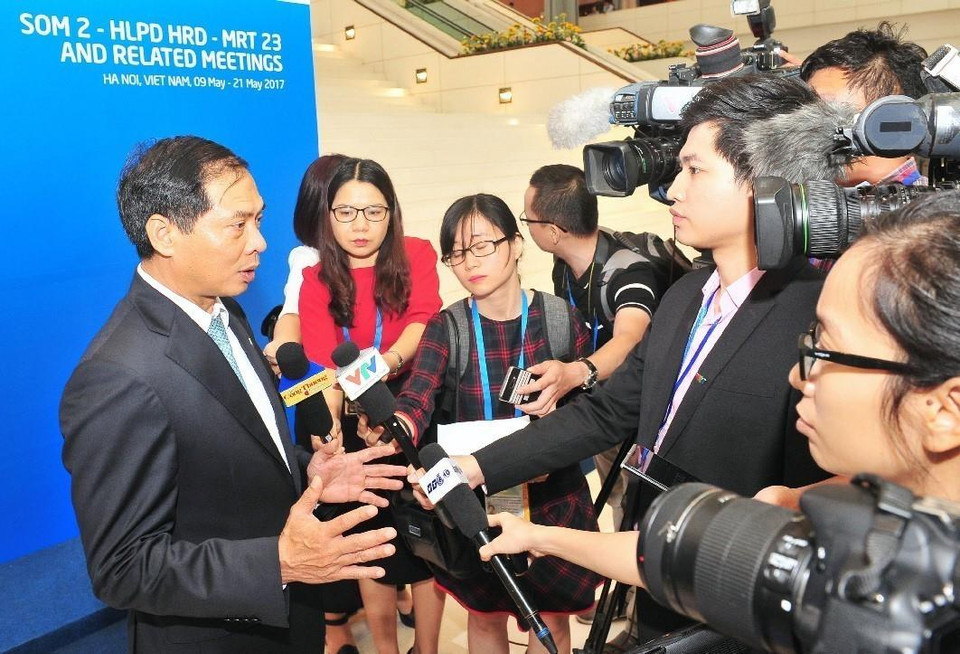 Báo chí cách mạng thực sự là lực lượng hùng hậu trên mặt trận thông tin truyền thông. Hiện tại, có hơn 36 nghìn người đang làm việc trong lĩnh vực báo chí, gần 850 cơ quan báo chí, hơn 18 nghìn nhà báo được cấp thẻ và hơn 22 nghìn hội viên Hội Nhà báo Việt Nam. (Ảnh: TTXVN)