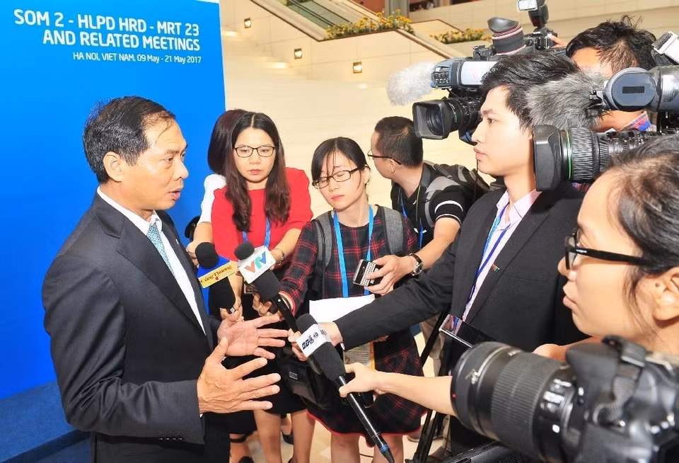 Báo chí cách mạng thực sự là lực lượng hùng hậu trên mặt trận thông tin truyền thông. Hiện tại, có hơn 36 nghìn người đang làm việc trong lĩnh vực báo chí, gần 850 cơ quan báo chí, hơn 18 nghìn nhà báo được cấp thẻ và hơn 22 nghìn hội viên Hội Nhà báo Việt Nam. (Ảnh: TTXVN)