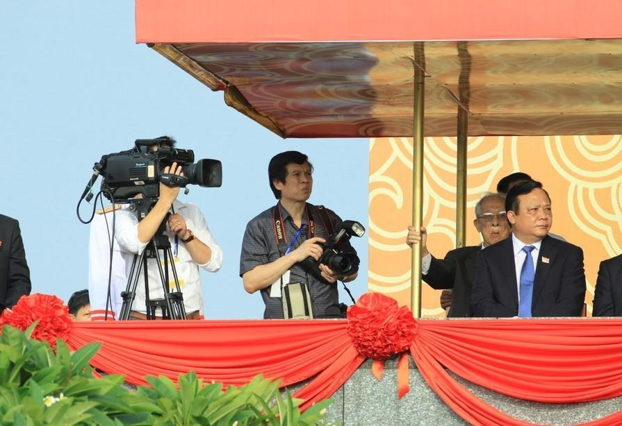 Phóng viên TTXVN tác nghiệp tại Lễ kỷ niệm 70 năm Cách mạng Tháng Tám và Quốc khánh 2/9. (Ảnh: TTXVN)