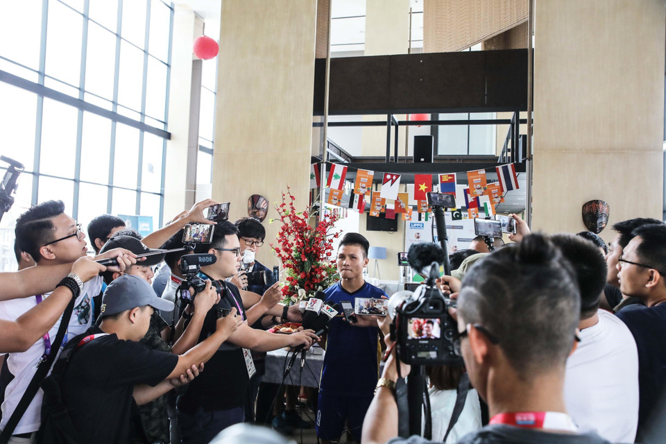 Phóng viên các cơ quan báo chí phỏng vấn tiền đạo đội tuyển bóng đá Việt Nam Quang Hải tại khách sạn Harper Lippo Cikarang, Cikirang, Indonesia, sáng 17/8/2018. (Ảnh: Hoàng Linh - TTXVN)