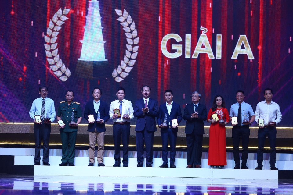 Chủ tịch nước Trần Đại Quang trao Giải báo chí quốc gia lần thứ XII - năm 2017 cho các tác giả có tác phẩm đoạt giải A. (Ảnh: TTXVN)