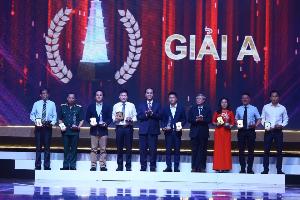 Chủ tịch nước Trần Đại Quang trao Giải báo chí quốc gia lần thứ XII - năm 2017 cho các tác giả có tác phẩm đoạt giải A. (Ảnh: TTXVN)