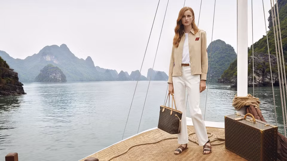 Cảnh đẹp Vịnh Hạ Long trong quảng cáo của Louis Vuitton.