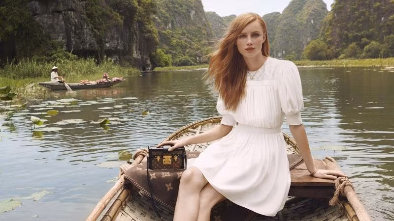 Người mẫu Rianne van Rompaey thả dáng bên đầm sen tại Tam Cốc-Bích Động (Ninh Bình).