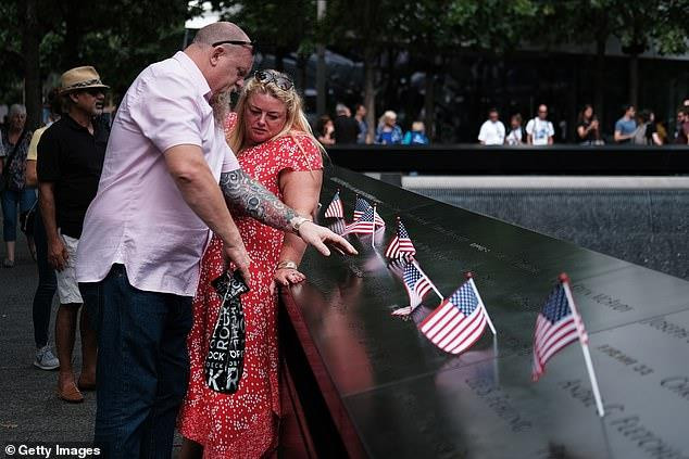 Người dân Mỹ tưởng nhớ các nạn nhân tại đài tưởng niệm ở Trung tâm Thương mại Thế giới. (Ảnh: Getty)