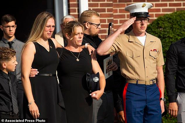 Thân nhân của Michael Haub, một lính cứu hỏa thiệt mạng trong vụ tấn công ngày 11/9. (Ảnh: AP)