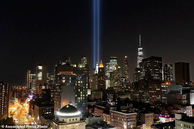 Hai ánh đèn được chiếu thẳng đứng tại New York, tượng trưng cho hai tòa tháp đôi bị đánh sập trong vụ tấn công ngày 11/9. (Ảnh: AP)