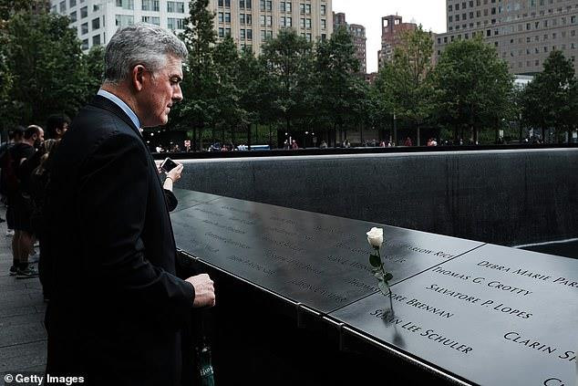 Người dân Mỹ tưởng nhớ các nạn nhân tại đài tưởng niệm ở Trung tâm Thương mại Thế giới. (Ảnh: Getty)