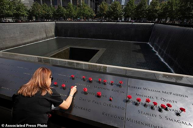 Người dân Mỹ tưởng nhớ các nạn nhân tại đài tưởng niệm ở Trung tâm Thương mại Thế giới. (Ảnh: Getty)