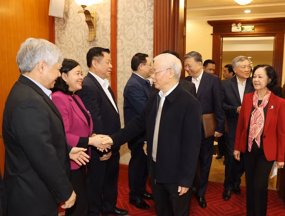 Tổng Bí thư, Chủ tịch nước Nguyễn Phú Trọng với các đồng chí Bộ Chính trị, Ban Bí thư. (Ảnh: Trí Dũng/TTXVN)