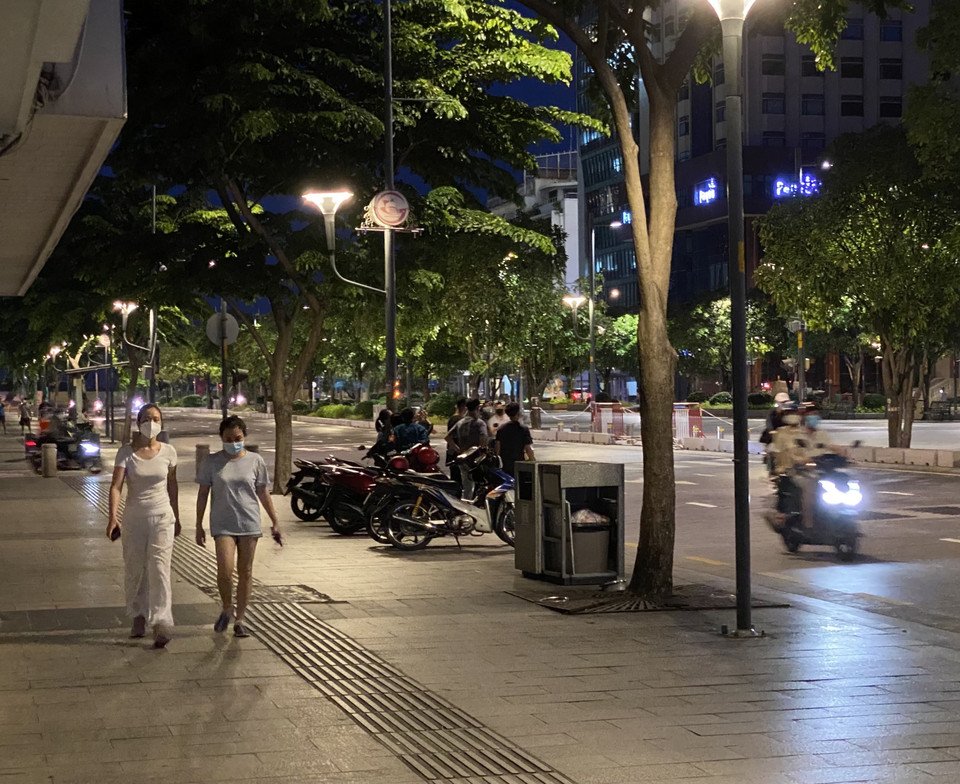Phố đi bộ Nguyễn Huệ (Quận 1, Thành phố Hồ Chí Minh) bắt đầu có người đi bộ. (Ảnh: Hồng Giang/TTXVN)