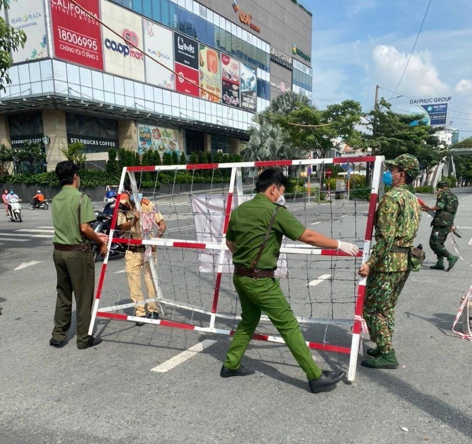 Lực lượng chức năng gỡ chốt trên tuyến đường Điện Biên Phú (quận Bình Thạnh, Thành phố Hồ Chí Minh). (Ảnh: Xuân Tình/TTXVN)